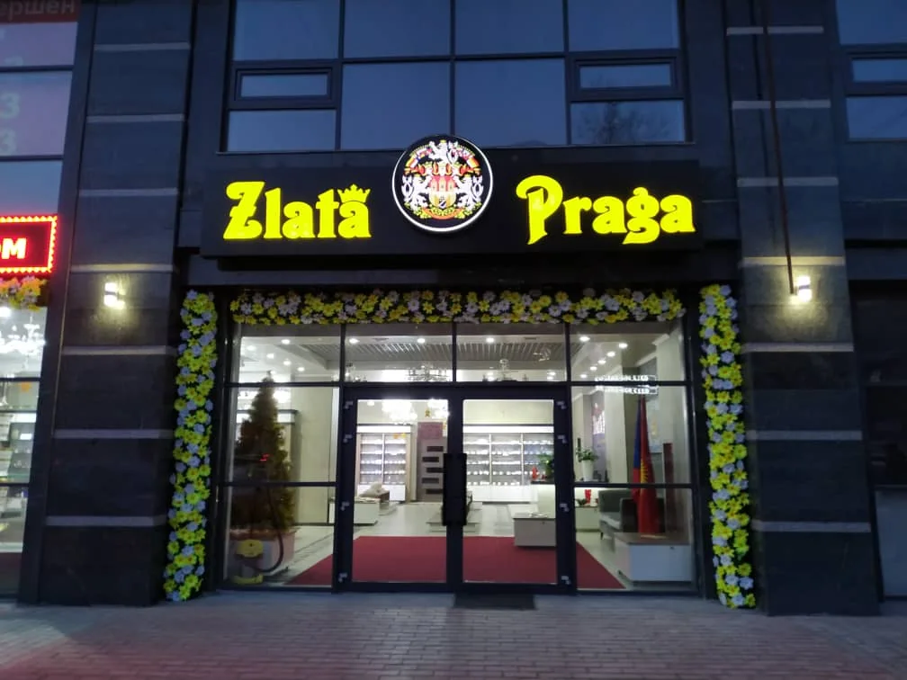 Vchod do obchodního domu Zlatá Praha v Biškeku